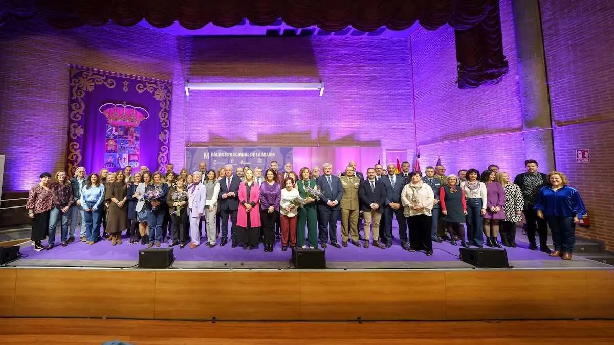 Imagen de familia del acto institucional del 8M en Guadalajara organizado por la Diputaci&oacute;n con la colaboraci&oacute;n del Ayuntamiento, la Junta y el Gobierno de Espa&ntilde;a