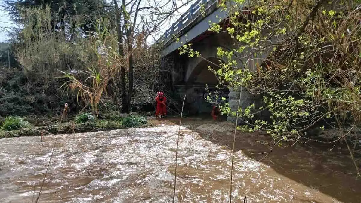 GEAS, r&iacute;o, cad&aacute;ver, pantano, puente, bomberos