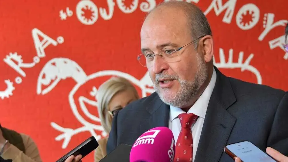 El vicepresidente primero del Gobierno de Castilla-La Mancha, Jos&eacute; Luis Mart&iacute;nez Guijarro, atendiendo a los medios este lunes en Cuenca