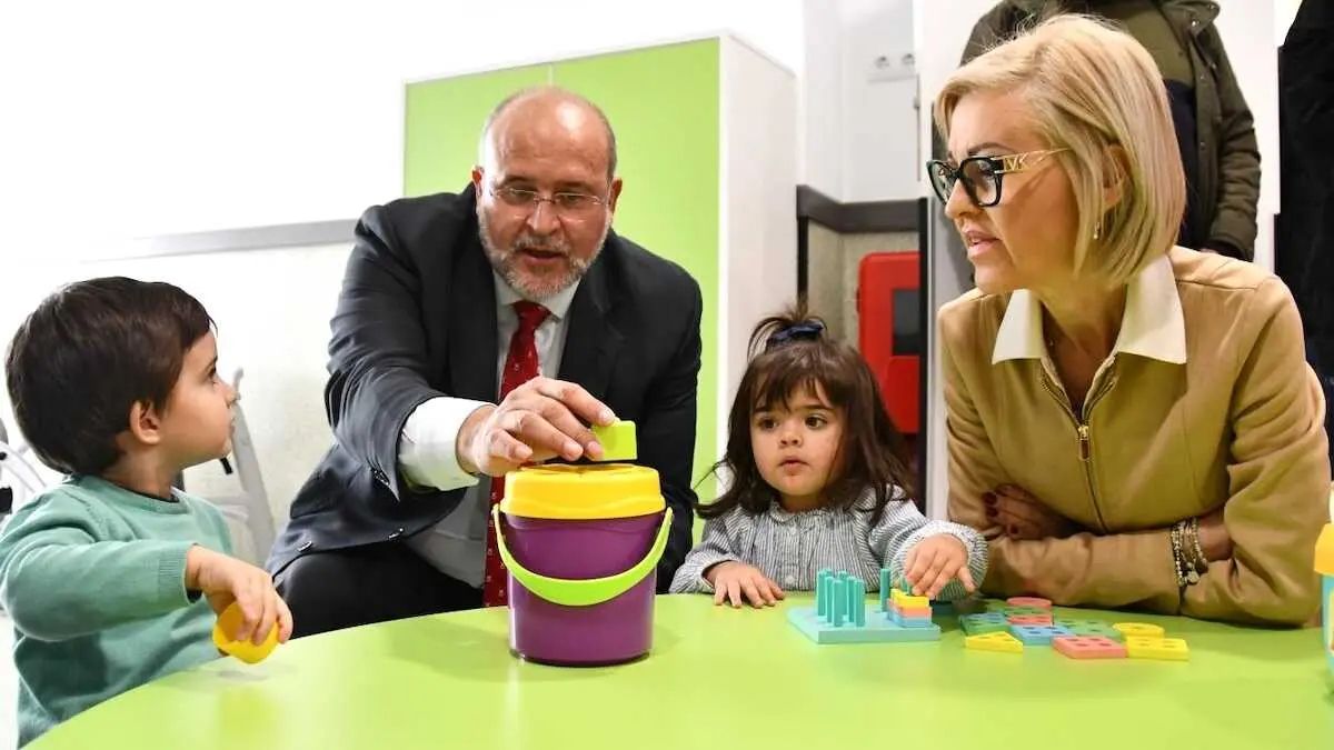 El vicepresidente primero del Gobierno regional, Jos&eacute; Luis Mart&iacute;nez Guijarro, en la inauguraci&oacute;n de la escuela infantil de Landete (Cuenca)