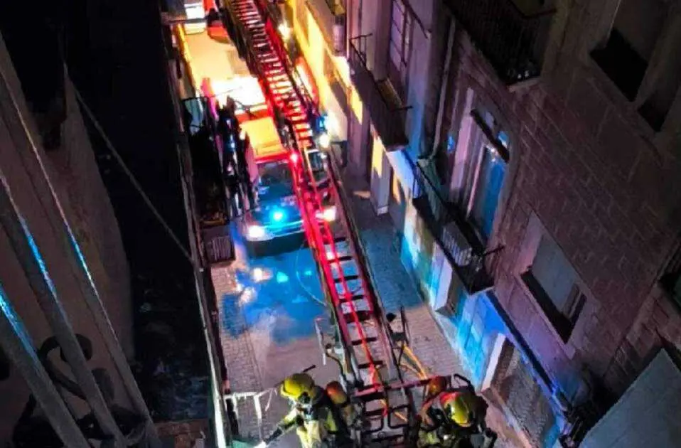 En la imagen de archivo una dotaci&oacute;n de bomberos movilizada ante un incendio en un edificio