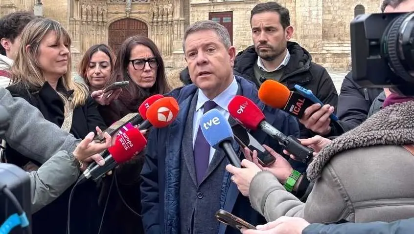 El presidente de Castilla-La Mancha, Emiliano Garc&iacute;a-Page, atendiendo a los medios este martes en Palencia