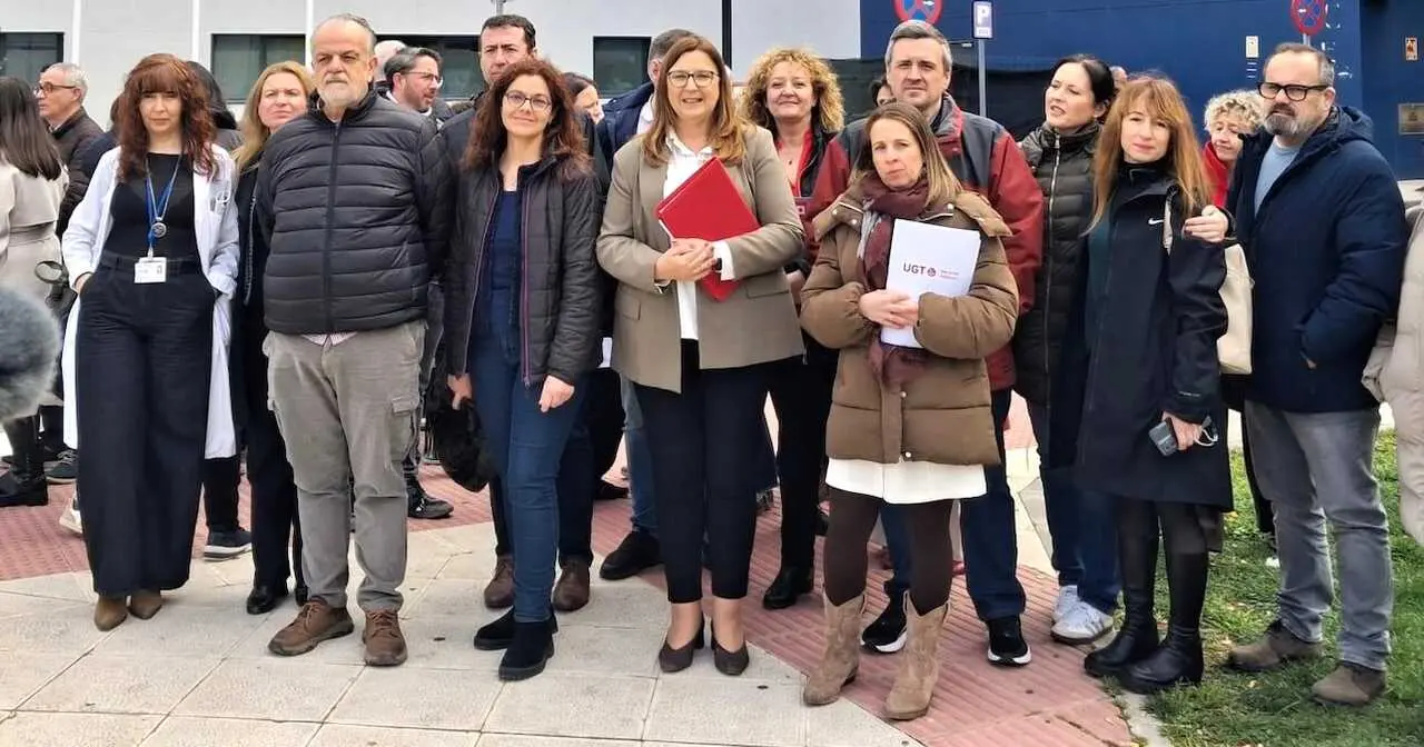 Los representantes de los sindicatos nacionales de sanidad en el Hospital Universitario de Toledo este martes antes de participar en una jornada informativa