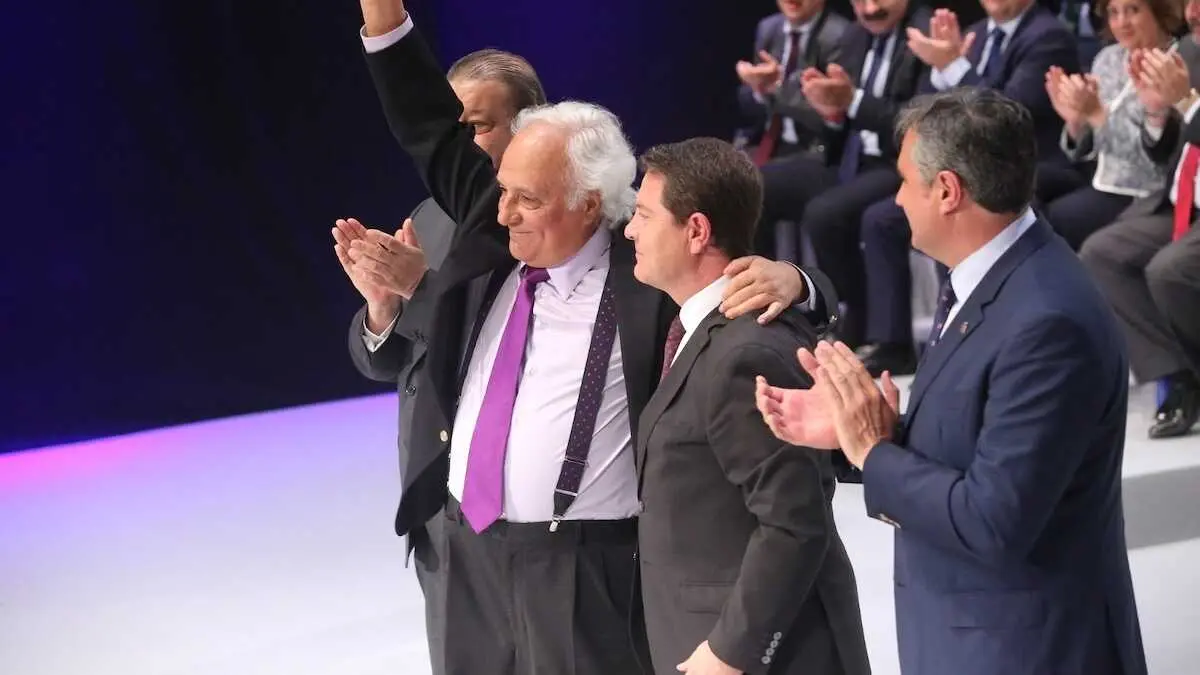 En la imagen de archivo el periodista conquense Ra&uacute;l del Pozo recogiendo la Medalla de Oro de Castilla-La Mancha