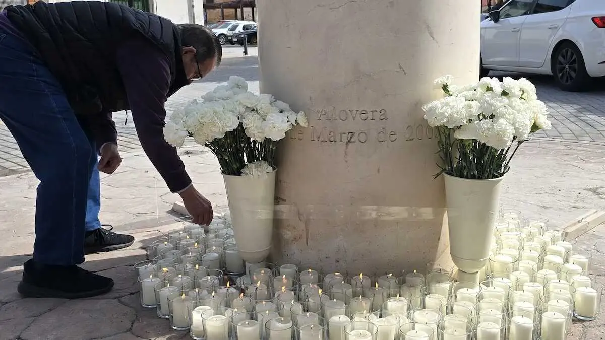 Ofrenda floral en Alovera (Guadalajara) en homenaje a las v&iacute;ctimas del 11M - EFE/Beatriz Retuerta