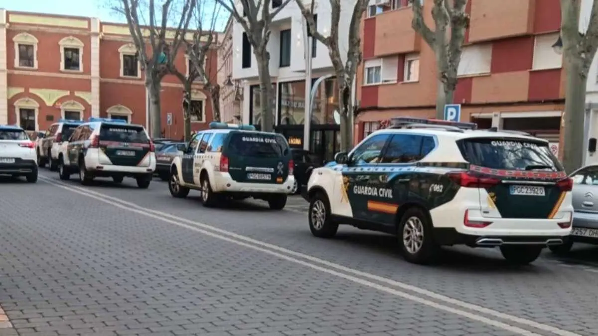 En la imagen varias patrullas de la Guardia Civil movilizadas en una zona de Alc&aacute;zar de San Juan (Ciudad Real)
