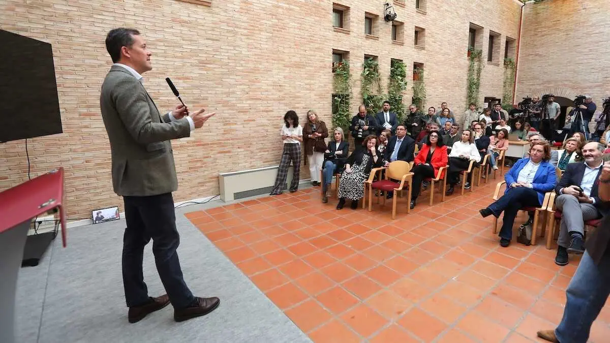 El alcalde de Toledo, Carlos Vel&aacute;zquez, durante su intervenci&oacute;n tras conocerse la decisi&oacute;n que deja a la ciudad fuera de la final para ser Capital Europea de la Cultura 2031