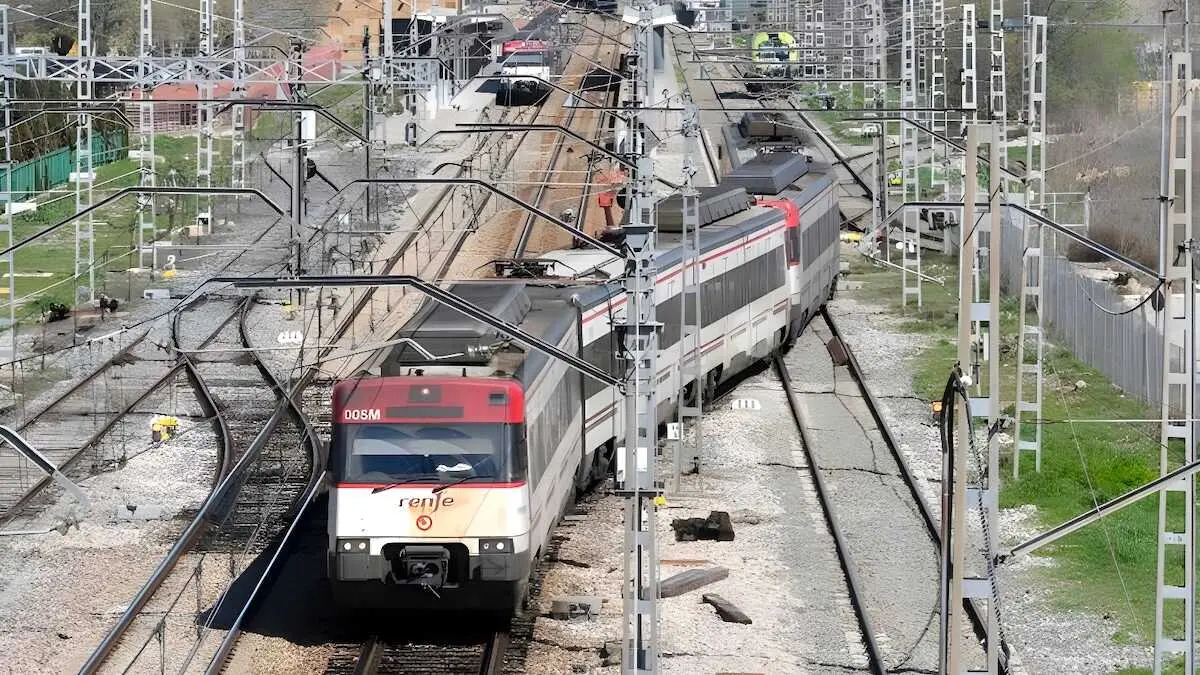 Un tren de mercanc&iacute;as ha descarrilado a unos 300 metros de la estaci&oacute;n de Azuqueca de Henares (Guadalajara) y si bien el suceso no ha causado heridos, ha provocado el corte total de la v&iacute;a en ambos sentidos - EFE/Nacho Izquierdo