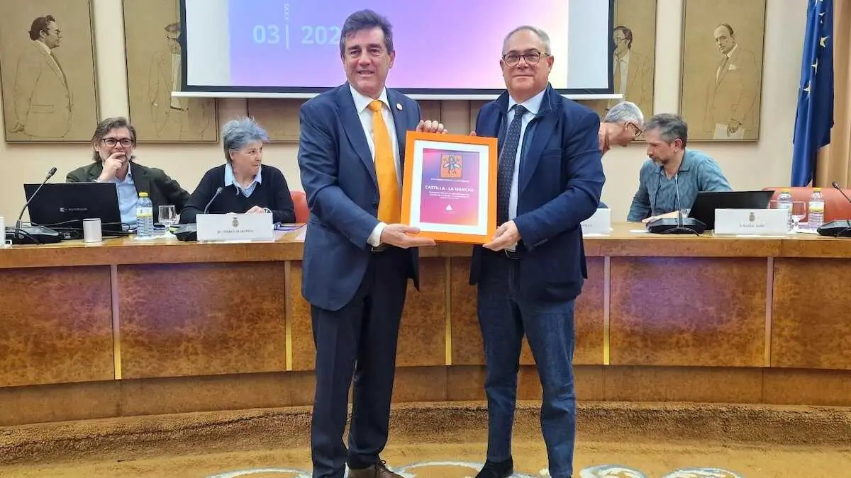 El viceconsejero de Promoci&oacute;n de la Autonom&iacute;a y Atenci&oacute;n a la Dependencia de Castilla-La Mancha, Javier P&eacute;rez, recoge el reconocimiento durante la presentaci&oacute;n del XXVI Dictamen del Observatorio Estatal de la Dependencia en el Congreso de los Diputados.