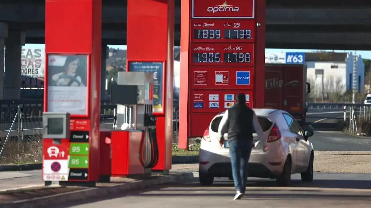 Indicador de precios de los combustibles en una estaci&oacute;n de servicio de Toledo, este viernes - EFE/Ismael Herrero, gasolina, carburantes, gas&oacute;leo, gasolinera