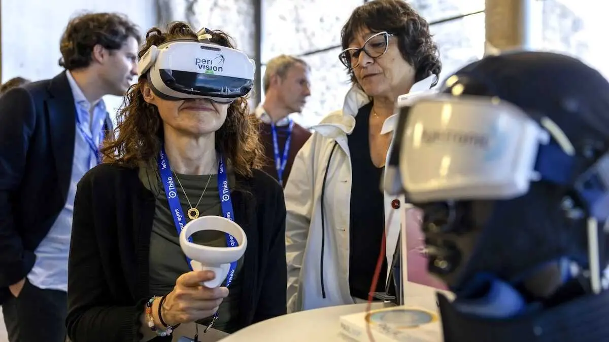 Varias personas participan en el XX Congreso de la Sociedad Espa&ntilde;ola del Glaucoma celebrado en Toledo - EFE/Ismael Herrero