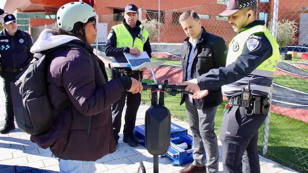 La Polic&iacute;a Local de Albacete suma un nuevo dispositivo para detectar patinetes manipulados