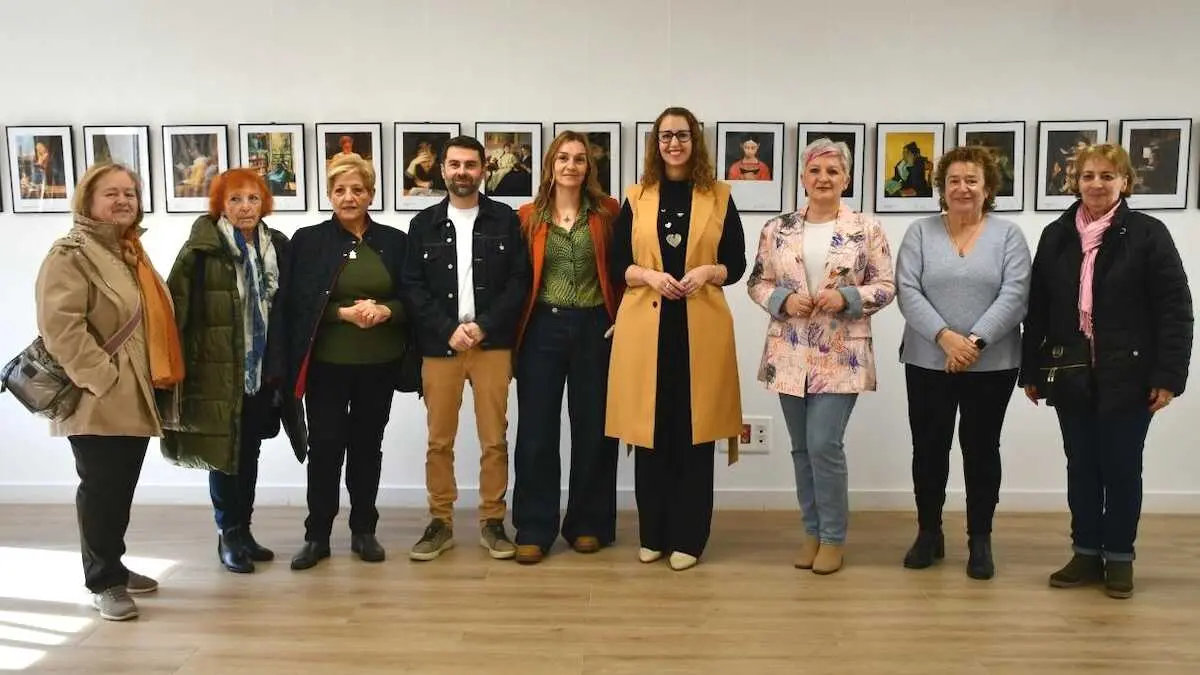 La consejera de Igualdad de Castilla-La Mancha, Sara Sim&oacute;n, durante su visita este s&aacute;bado a la exposici&oacute;n 'Mujeres Leyendo', en Cabanillas del Campo (Guadalajara).