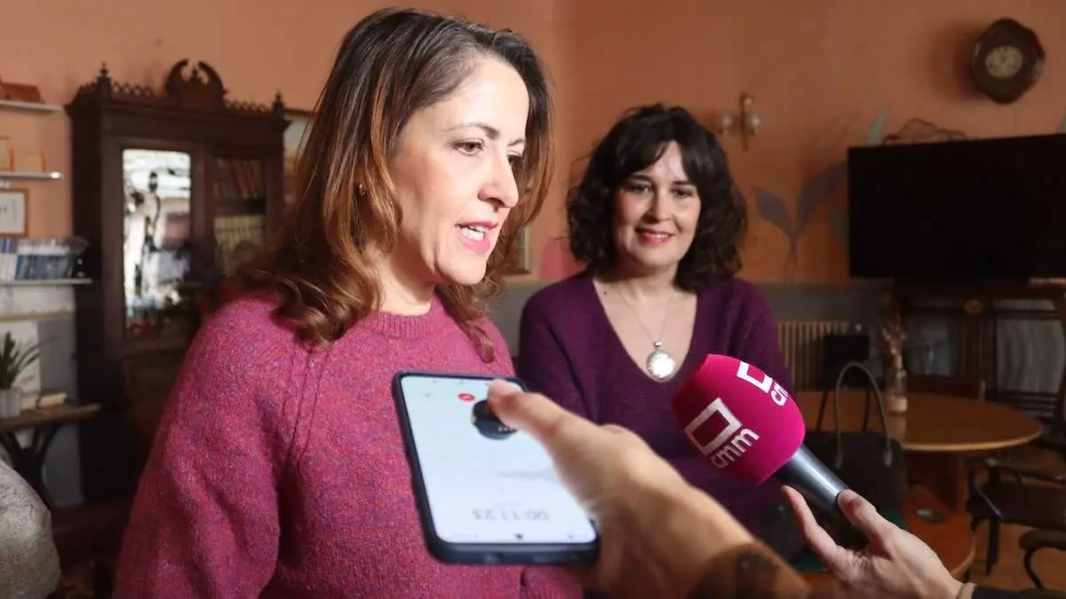 La vicesecretaria general del PSOE de Castilla-La Mancha y eurodiputada, Cristina Maestre, atendiendo a los medios este s&aacute;bado en Calzada de Calatrava (Ciudad Real).