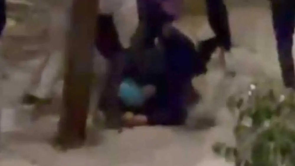 VIDEO. Brutal ataque en grupo a un joven con un cuchillo en una calle