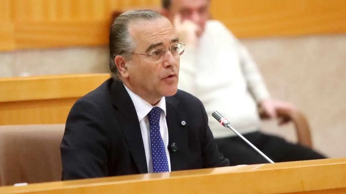 El alcalde de Talavera de la Reina (Toledo), Jos&eacute; Juli&aacute;n Gregorio, durante su intervenci&oacute;n este lunes en el pleno