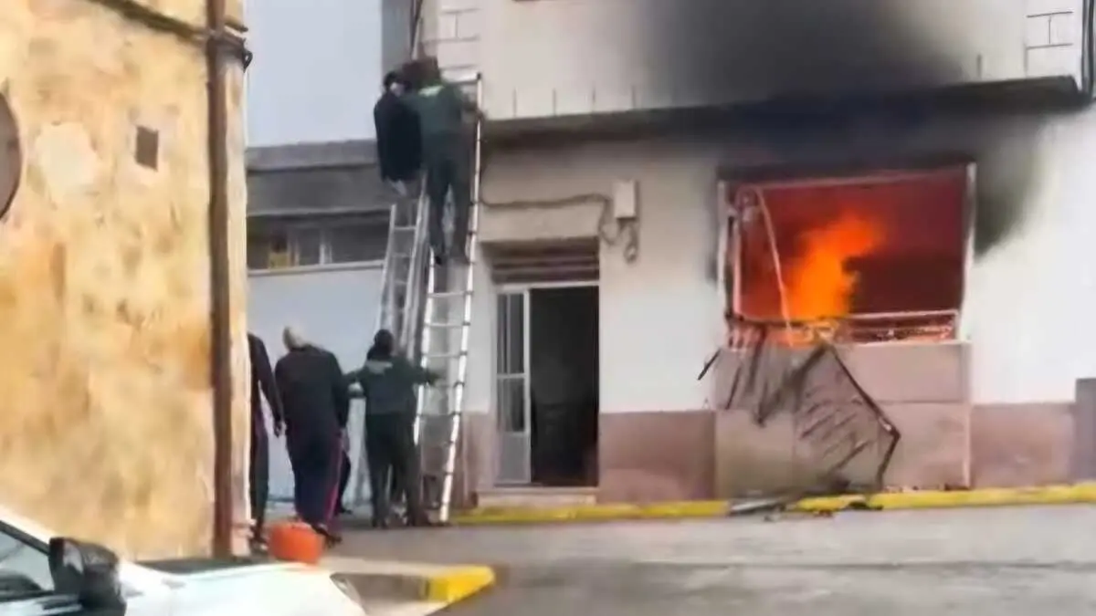 Rescatan a un matrimonio tras incendiar su hijo la casa en Tarazona de la Mancha (Albacete)
