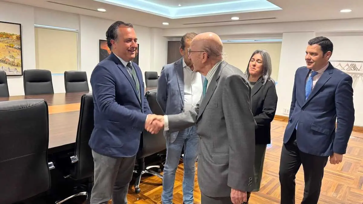 El presidente de Vox en las Cortes de Castilla-La Mancha, David Moreno, en su visita a la cooperativa 'Virgen de las Vi&ntilde;as' de Tomelloso (Ciudad Real).