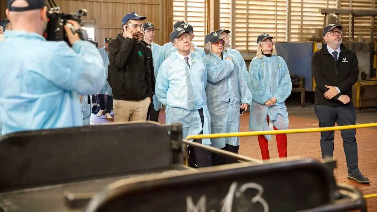 El presidente de Castilla-La Mancha, Emiliano Garc&iacute;a-Page, visita las instalaciones de CRISNOVA VIDRIO del Grupo VIDRALA en Caudete (Albacete).