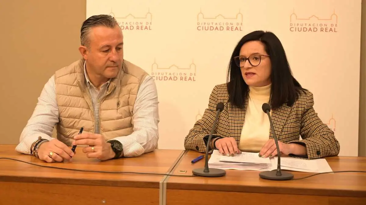La portavoz del equipo de Gobierno de la Diputaci&oacute;n de Ciudad Real, Roc&iacute;o Zarco, y el vicepresidente de Hacienda, Adri&aacute;n Fern&aacute;ndez, en rueda de prensa