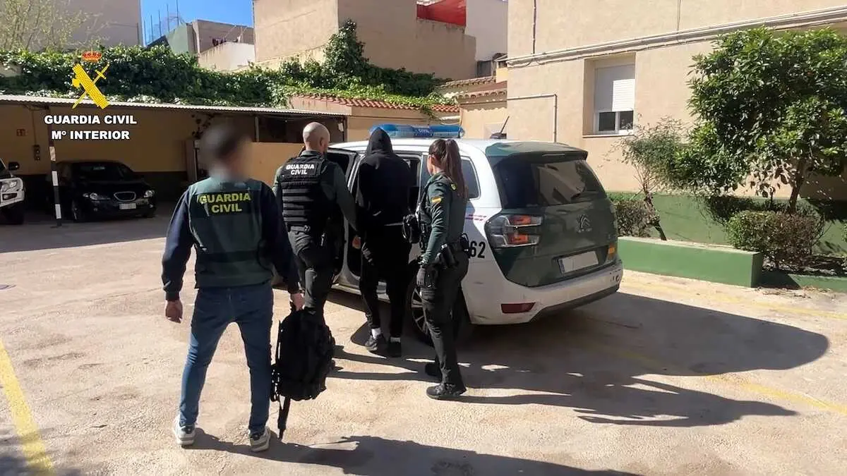 Usaban apps de citas para robar m&oacute;viles y vaciar cuentas bancarias, detenido, Guardia Civil,