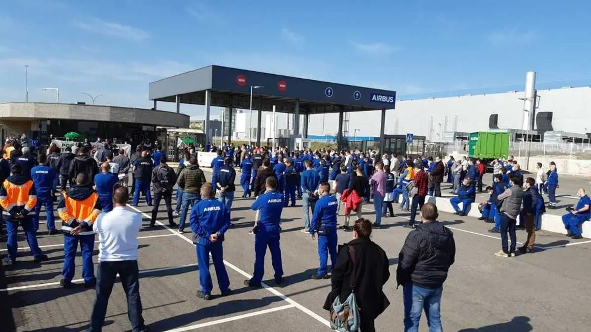 En la imagen de archivo trabajadores concentrados en la planta de Airbus de Illescas (Toledo)