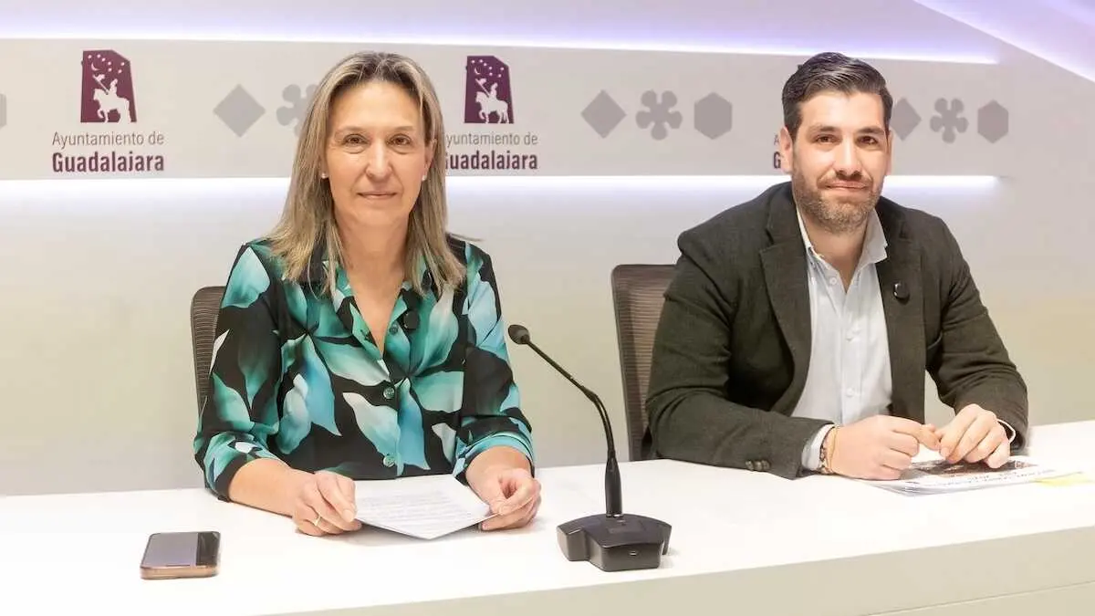 La alcaldesa de Guadalajara, Ana Guarinos, y el concejal de Medio Ambiente y Zona de Bajas Emisiones, Jos&eacute; Luis Alguacil