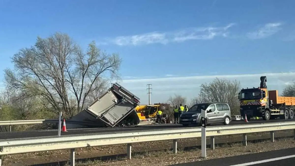 Heridos los conductores de dos camiones tras una colisi&oacute;n en la A-43 en Ciudad Real. En la imagen operarios retirando este jueves uno de los camiones
