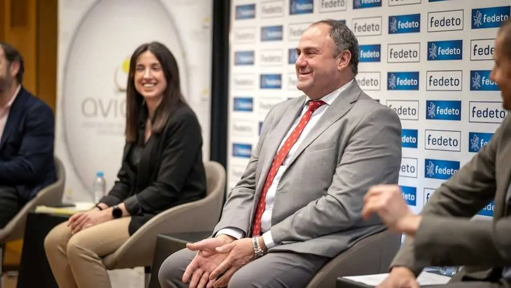 El consejero de Agricultura, Ganader&iacute;a y Desarrollo Rural, Juli&aacute;n Mart&iacute;nez Liz&aacute;n, clausura la Asamblea General de la Asociaci&oacute;n Regional de Avicultores de Castilla-La Mancha (AVICAM) en la sede de FEDETO