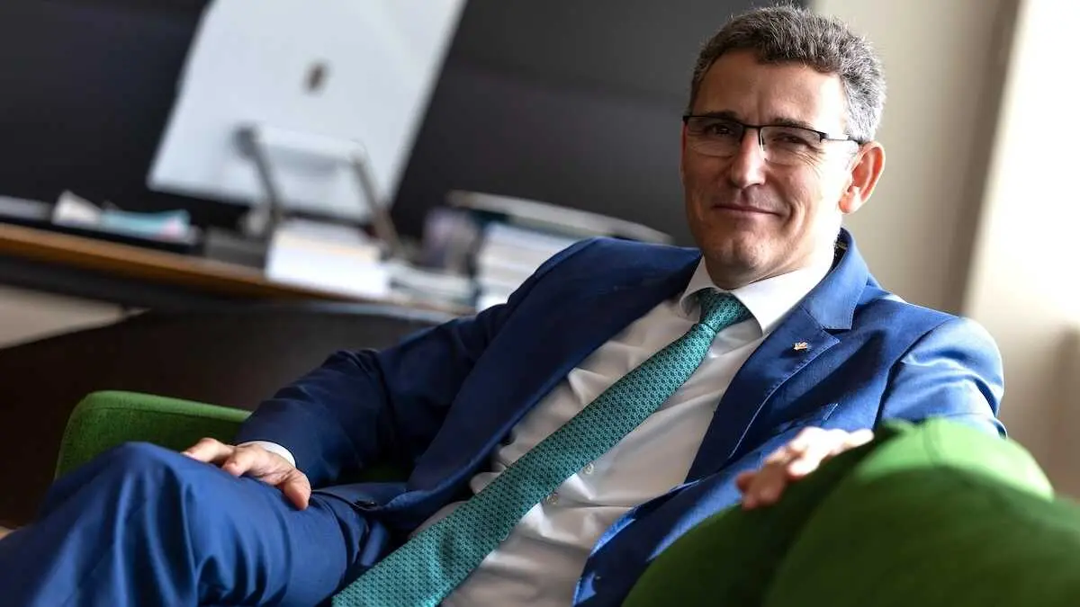 El director general de Eurocaja Rural, V&iacute;ctor Manuel Mart&iacute;n L&oacute;pez, en un momento de la entrevista - EFE/Ismael Herrero