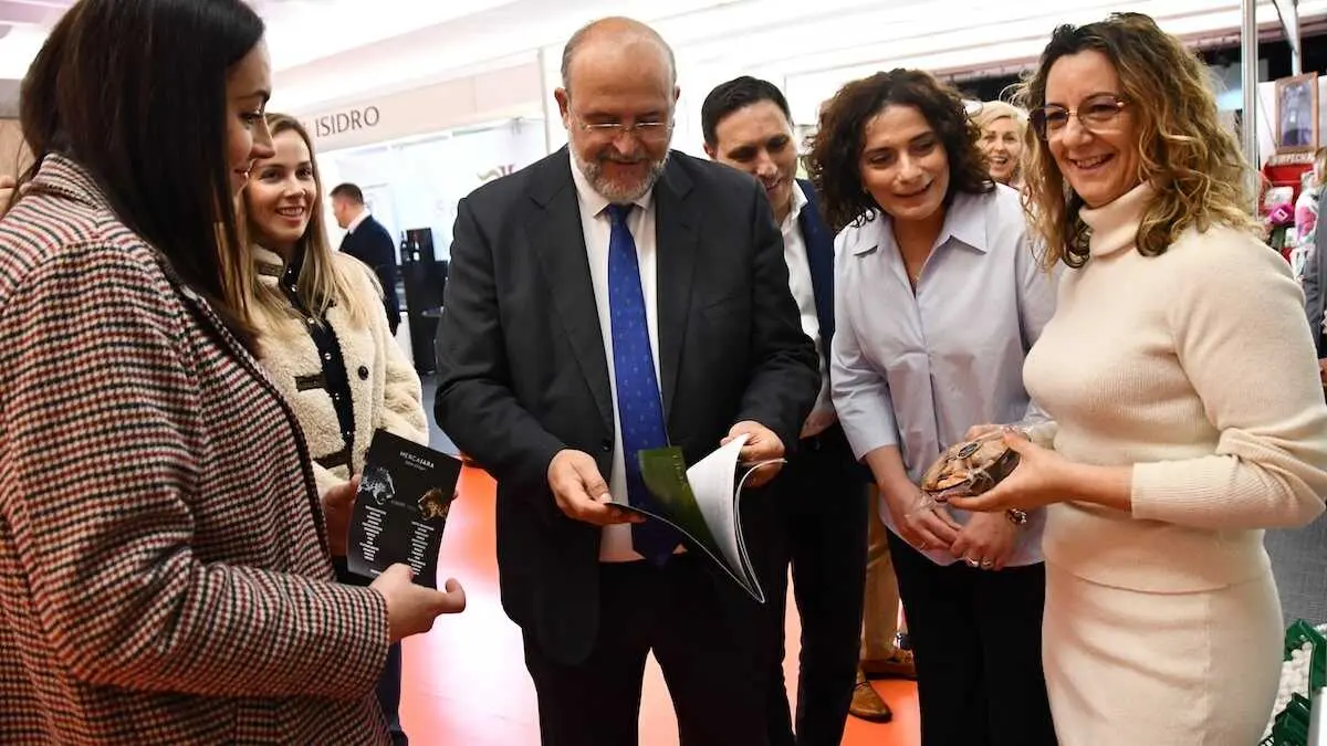 El vicepresidente primero del Gobierno regional, Jos&eacute; Luis Mart&iacute;nez Guijarro, asiste a la Inauguraci&oacute;n II Feria del Champi&ntilde;&oacute;n en Quintanar del Rey (Cuenca).
