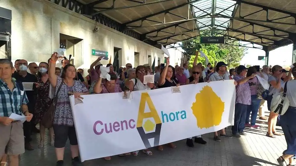 Cuenca Ahora durante el paso del último tren en Cuenca
