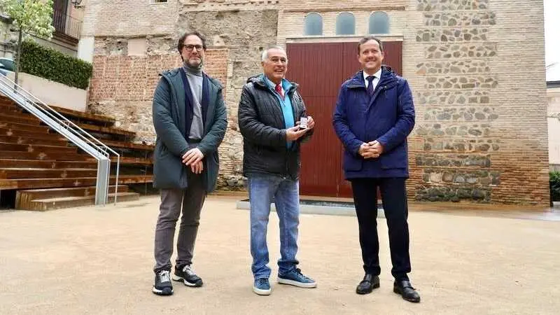 Jos&eacute; Manuel Molina tras recibir la insignia del Consorcio de Toledo de manos del alcalde, Carlos Vel&aacute;zquez
