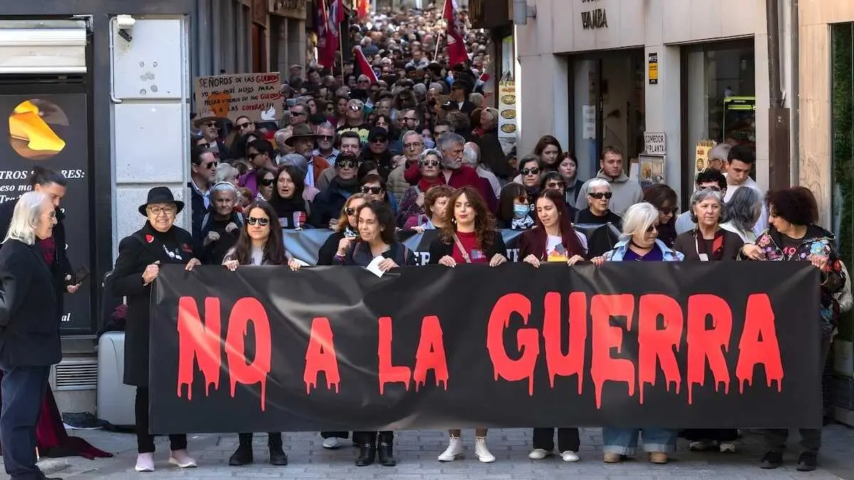 Centenares de personas salen a las calles de Toledo para gritar "No a la guerra" - EFE/&Aacute;ngeles Visd&oacute;mine