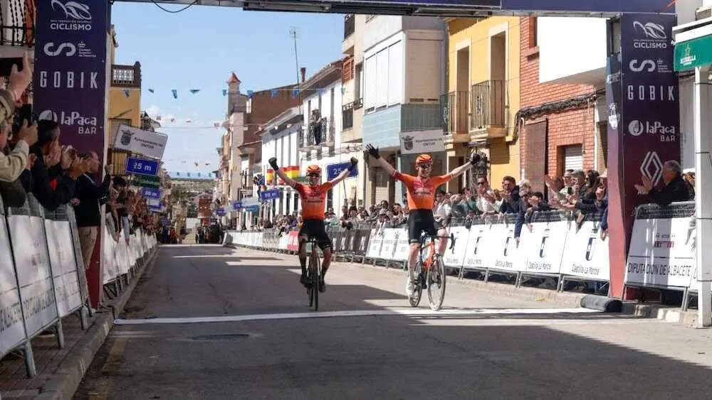 Doblete de Euskaltel Euskadi en el estreno profesional del GP Ontur