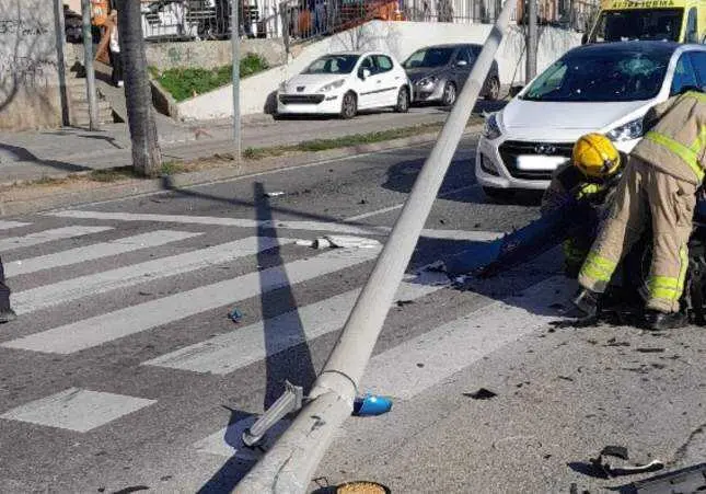 Grave choque con tres heridos, uno de ellos un peat&oacute;n tras caerle una farola