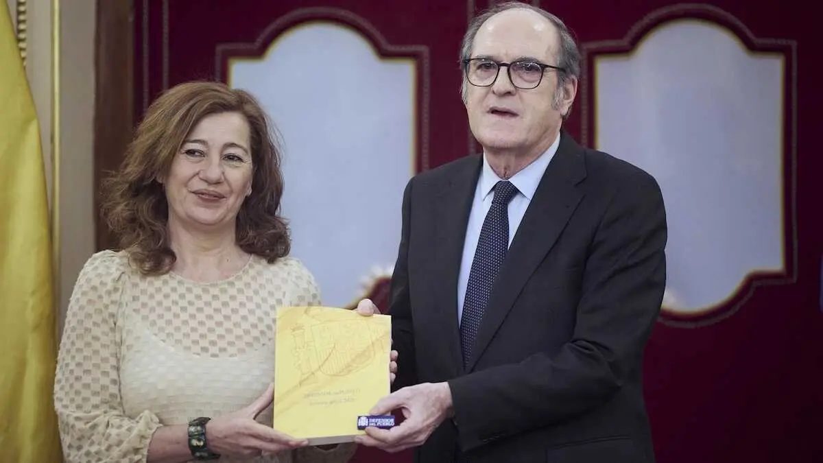 El defensor del pueblo, &Aacute;ngel Gabilondo, entrega el Informe anual 2025 de la instituci&oacute;n a la presidenta del Congreso Francina Armengol - EP/Jes&uacute;s Hell&iacute;n