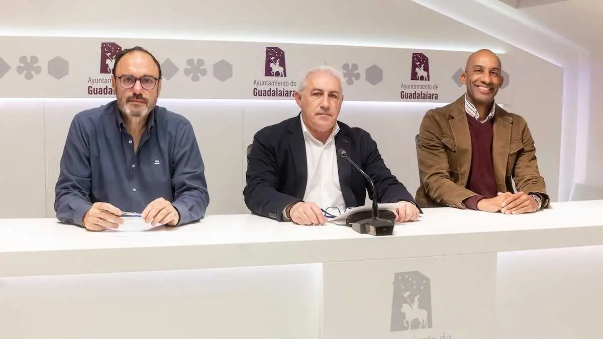 Los concejales del Ayuntamiento de Guadalajara Roberto Narro, Chema Ant&oacute;n y Armengol Engonga