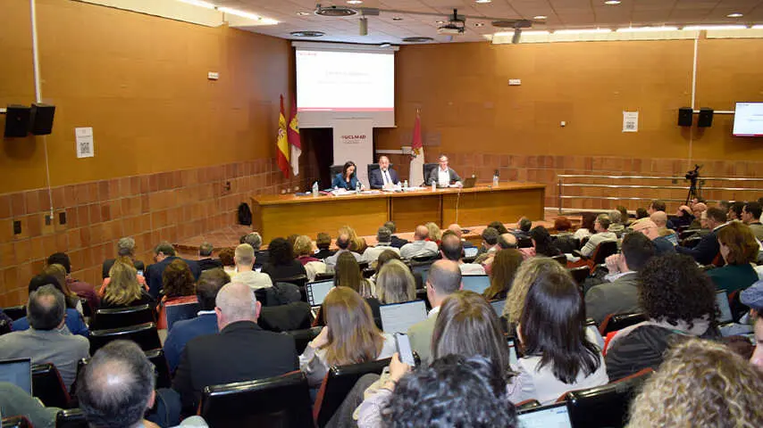 En la imagen un instante de la reuni&oacute;n del Consejo de Gobierno de la UCLM