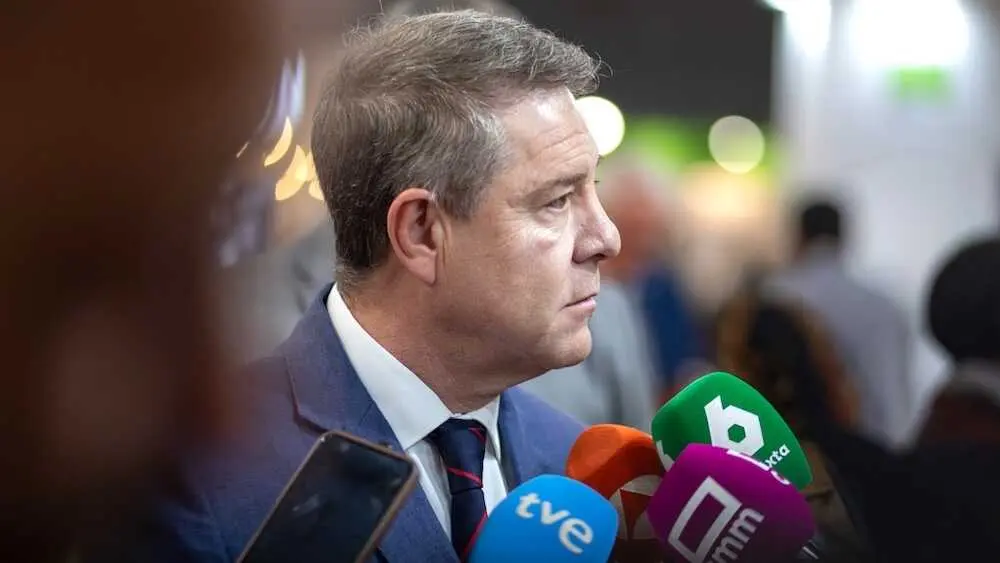 El presidente de Castilla-La Mancha, Emiliano Garc&iacute;a-Page, atendiendo a los medios en su visita la feria de alimentaci&oacute;n Alimentaria que se celebra estos d&iacute;as en Barcelona.