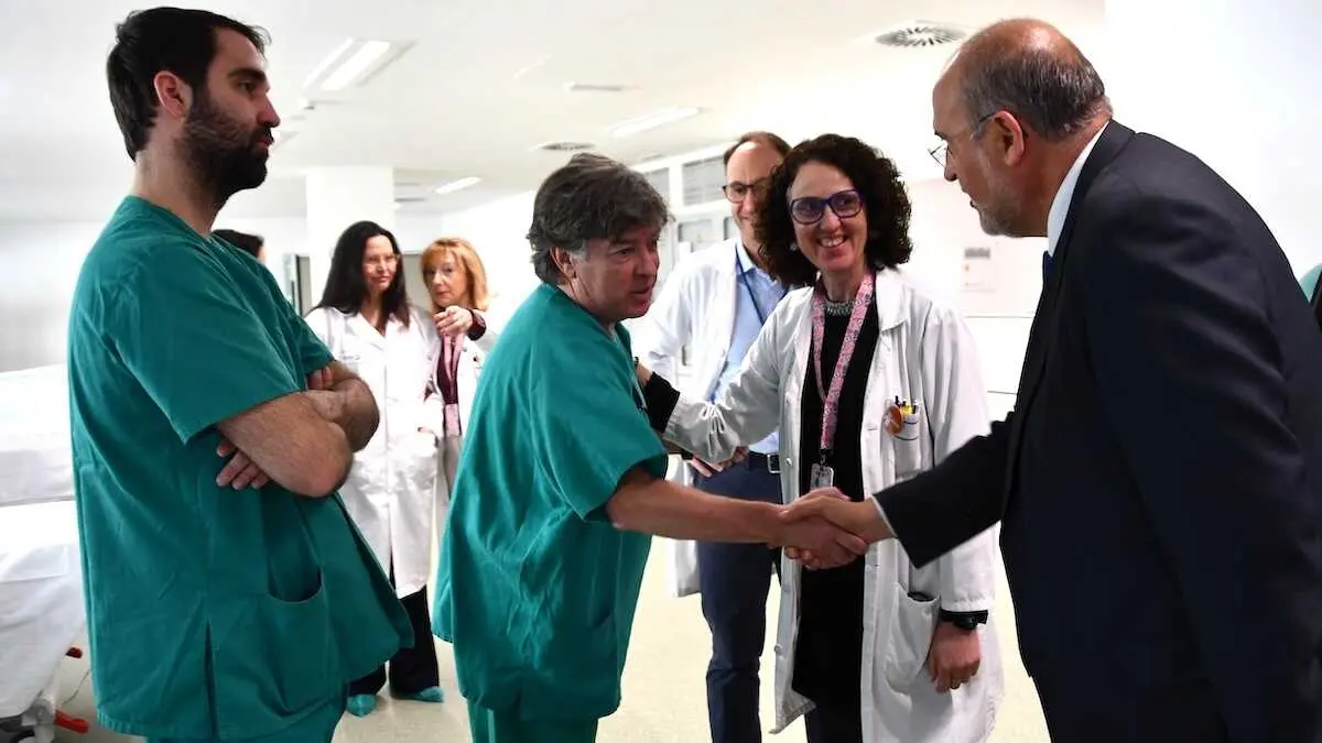 El vicepresidente primero de Castilla-La Mancha, Jos&eacute; Luis Mart&iacute;nez Guijarro, visitando el nuevo servicio de Cirug&iacute;a Pl&aacute;stica, Est&eacute;tica y Reparadora del Hospital Universitario de Cuenca.