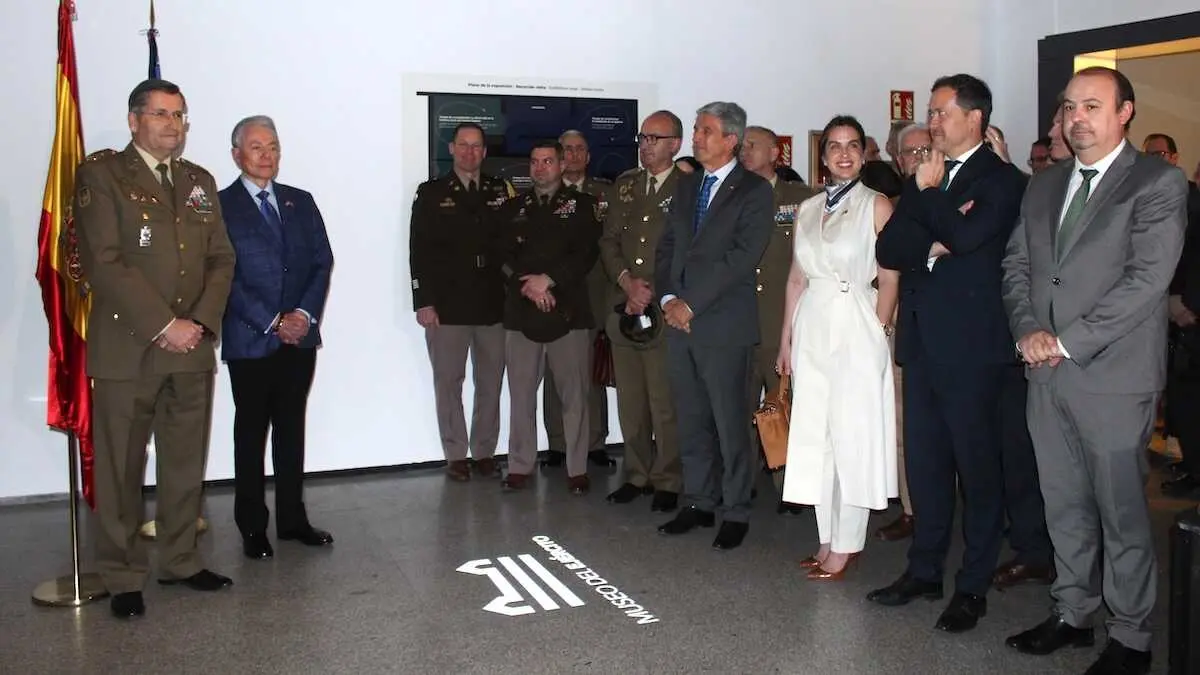 Autoridades durante la inauguraci&oacute;n de la exposici&oacute;n temporal 'Espa&ntilde;a en los Estados Unidos. La contribuci&oacute;n de los espa&ntilde;oles y su Ej&eacute;rcito al surgimiento de una naci&oacute;n', en el Museo del Ej&eacute;rcito en Toledo.