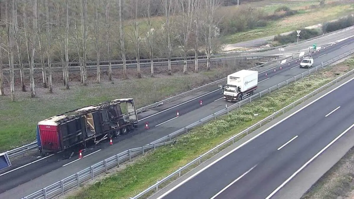 Un cami&oacute;n de placas solares vuelca en la A-2 y obliga a cortar la v&iacute;a