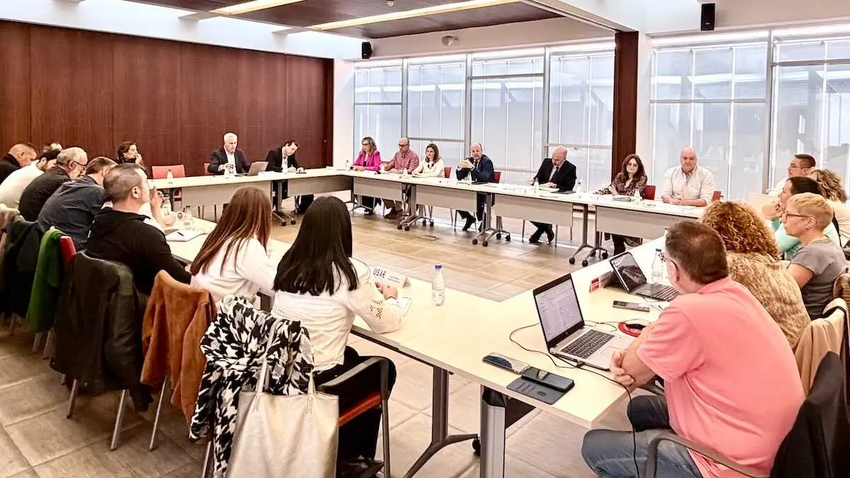 En la imagen un instante de la primera reuni&oacute;n entre el Sescam y los sindicatos para la recuperaci&oacute;n de la Carrera Profesional Sanitaria