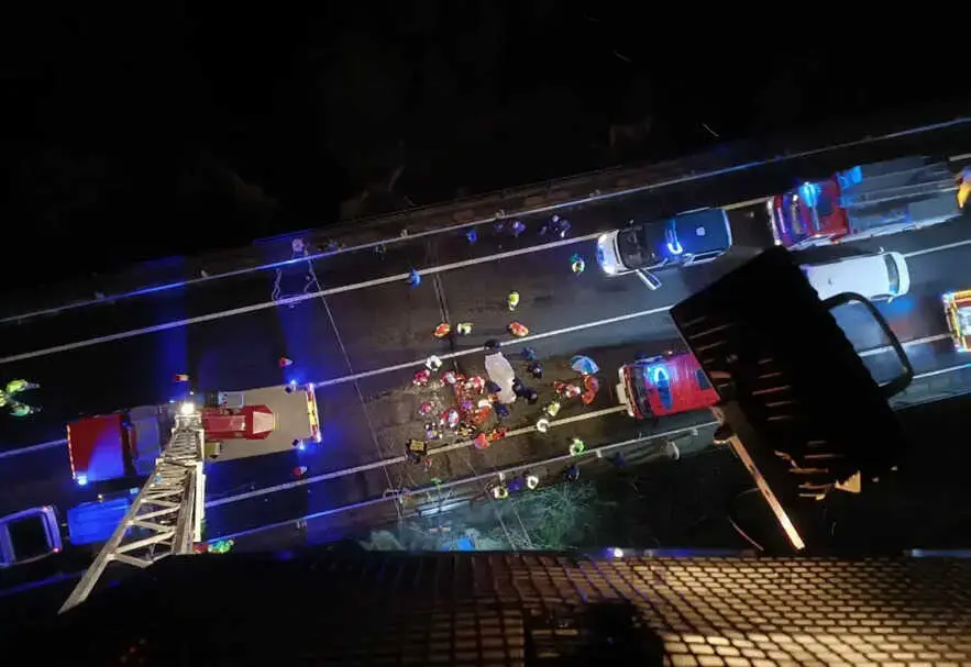 Al menos 19 muertos tras salirse de la carretera un autob&uacute;s y caer a un r&iacute;o