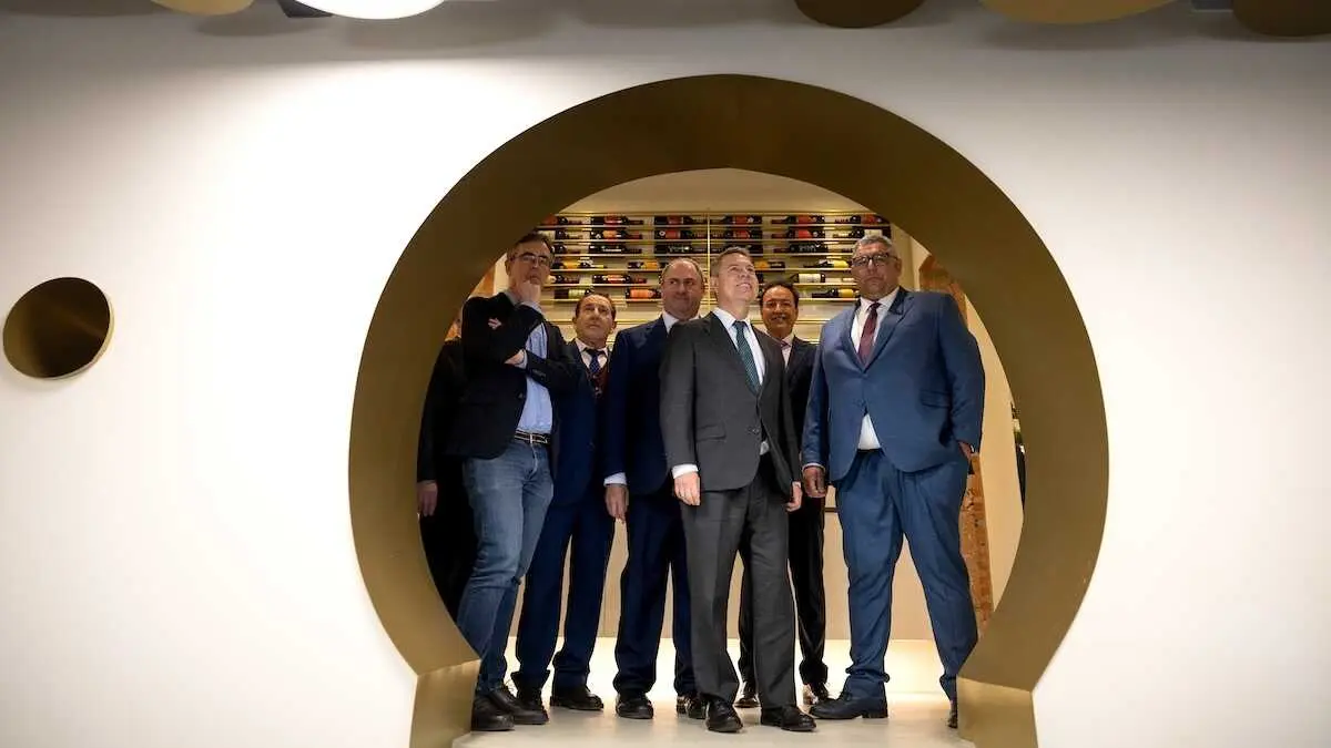 El presidente de Castilla-La Mancha, Emiliano Garc&iacute;a-Page, inaugura en Montealegre del Castillo, en la provincia de Albacete, las nuevas instalaciones de la &acute;Bodega Cooperativa Santiago Ap&oacute;stol&rsquo;.