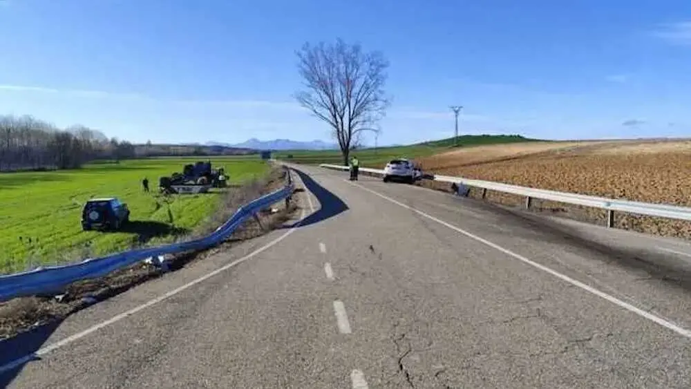 Un muerto y dos heridos en una colisi&oacute;n entre un coche y un cami&oacute;n