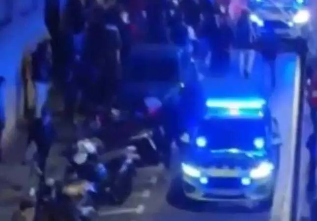 VIDEO. Pelea con machetes y armas de fuego frente a un local de ocio