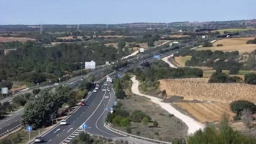 Sale ileso tras volcar su cami&oacute;n de paqueter&iacute;a en la A-3 en Cuenca