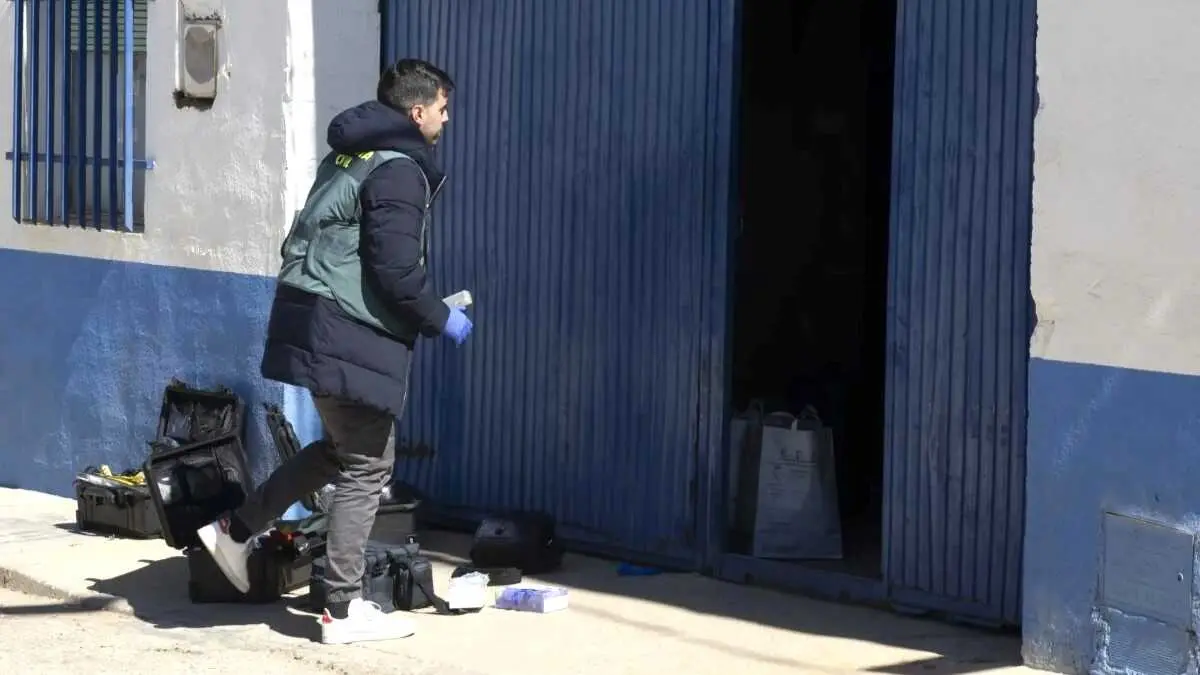 La Polic&iacute;a Cient&iacute;fica trabaja en una casa-nave en Quintanar del Rey (Cuenca), tras una reyerta en la que ha fallecido un hombre - EFE/&Aacute;lvaro del Olmo
